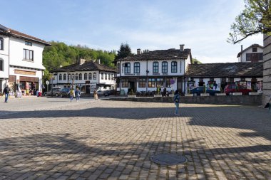 TRYAVNA, BULGARIA - 3 Mayıs 2021: Bulgaristan 'ın Gabrovo bölgesindeki Tryavna kasabasının merkezindeki tipik sokak