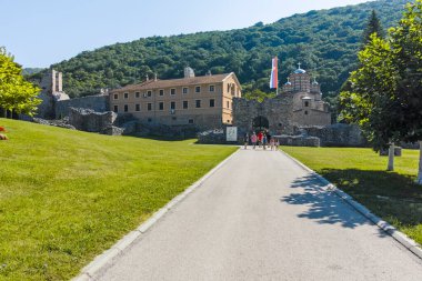 RAVANICA Manastırı, SERBIA - 11 Ağustos 2019: Ortaçağ Ravanica İsa, Sumadija ve Batı Sırbistan Yükseliş Manastırı