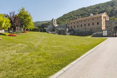 RAVANICA Manastırı, SERBIA - 11 Ağustos 2019: Ortaçağ Ravanica İsa, Sumadija ve Batı Sırbistan Yükseliş Manastırı