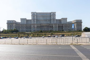 BUCHAREST, ROMANIA - 16 Ağustos 2021: Romanya 'nın Bükreş kentinin merkezindeki Parlamento Sarayı