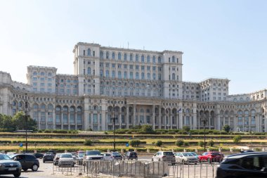 BUCHAREST, ROMANIA - 16 Ağustos 2021: Romanya 'nın Bükreş kentinin merkezindeki Parlamento Sarayı