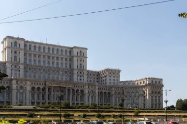 BUCHAREST, ROMANIA - 16 Ağustos 2021: Romanya 'nın Bükreş kentinin merkezindeki Parlamento Sarayı