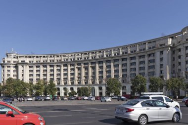 BUCHAREST, ROMANIA - 16 AĞUSTOS 2021: Tipik cadde ve Romanya 'nın Bükreş şehir merkezinde buding