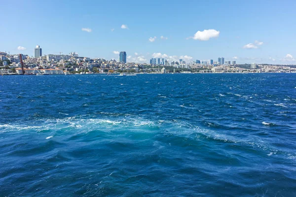 伊斯坦布尔 土耳其 2019年7月27日 从博斯普鲁斯到土耳其伊斯坦布尔的壮观全景 — 图库照片
