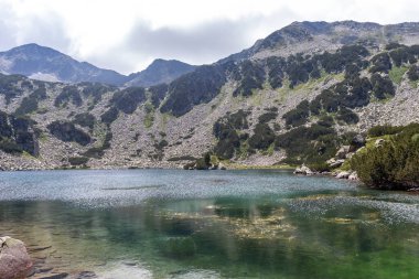 Bulgaristan 'ın Pirin Dağı ve Banderitsa Gölü' nün muhteşem manzarası