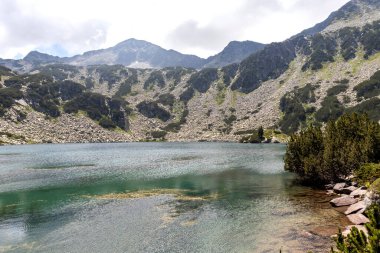 Bulgaristan 'ın Pirin Dağı ve Banderitsa Gölü' nün muhteşem manzarası