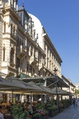 BUCHAREST, ROMANIA - 16 AĞUSTOS 2021: Romanya 'nın Bükreş kentinin şehir merkezinde (eski kasaba) tipik cadde ve durgunluk