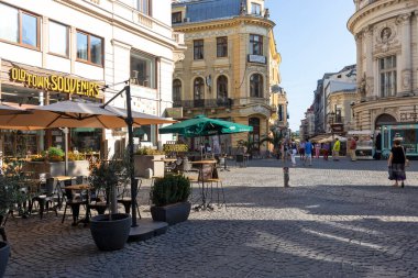 BUCHAREST, ROMANIA - 16 AĞUSTOS 2021: Romanya 'nın Bükreş kentinin şehir merkezinde (eski kasaba) tipik cadde ve durgunluk