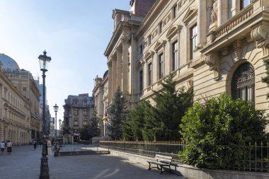 BUCHAREST, ROMANIA - 16 AĞUSTOS 2021: Romanya 'nın Bükreş kentinin şehir merkezinde (eski kasaba) tipik cadde ve durgunluk