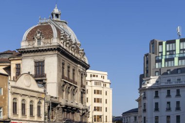 BUCHAREST, ROMANIA - 16 AĞUSTOS 2021: Romanya 'nın Bükreş kentinin şehir merkezinde (eski kasaba) tipik cadde ve durgunluk