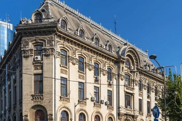 BUCHAREST, ROMANIA - 16 AĞUSTOS 2021: Romanya 'nın Bükreş kentinin şehir merkezinde (eski kasaba) tipik cadde ve durgunluk