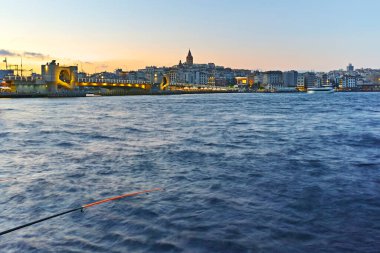 İSTANBUL, TURKEY - 27 Temmuz 2019: İstanbul, Türkiye 'de Altın Boynuz' un şaşırtıcı Günbatımı manzarası
