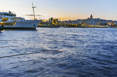 İSTANBUL, TURKEY - 27 Temmuz 2019: İstanbul, Türkiye 'de Altın Boynuz' un şaşırtıcı Günbatımı manzarası