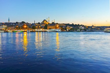 İSTANBUL, TURKEY - 27 Temmuz 2019: İstanbul, Türkiye 'de Altın Boynuz' un şaşırtıcı Günbatımı manzarası