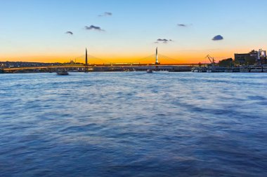 İSTANBUL, TURKEY - 27 Temmuz 2019: İstanbul, Türkiye 'de Altın Boynuz' un şaşırtıcı Günbatımı manzarası