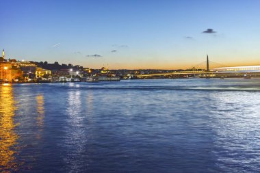 İSTANBUL, TURKEY - 27 Temmuz 2019: İstanbul, Türkiye 'de Altın Boynuz' un şaşırtıcı Günbatımı manzarası