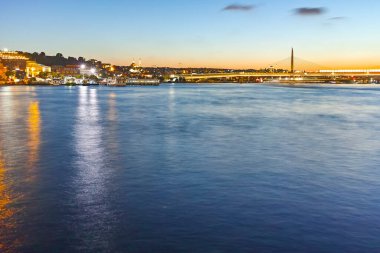 İSTANBUL, TURKEY - 27 Temmuz 2019: İstanbul, Türkiye 'de Altın Boynuz' un şaşırtıcı Günbatımı manzarası