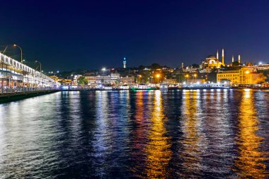 İSTANBUL, TURKEY - 27 Temmuz 2019: İstanbul, Türkiye 'de Altın Boynuz' un şaşırtıcı Günbatımı manzarası