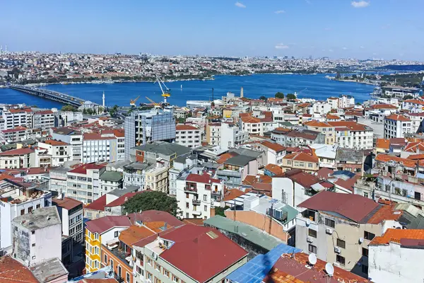 İstanbul, Türkiye - 27 Temmuz 2019: Galata Kulesinden İstanbul, Türkiye 'ye İnanılmaz Panorama
