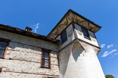MOGILITSA, BULGARIA - 7 Ağustos 2021: Bulgaristan 'ın Smolyan Bölgesi' nin Mogilitsa köyünde Agushevi Konatsi
