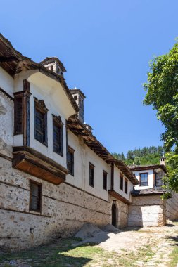 MOGILITSA, BULGARIA - 7 Ağustos 2021: Bulgaristan 'ın Smolyan Bölgesi' nin Mogilitsa köyünde Agushevi Konatsi