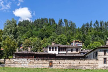 MOGILITSA, BULGARIA - 7 Ağustos 2021: Bulgaristan 'ın Smolyan Bölgesi' nin Mogilitsa köyünde Agushevi Konatsi