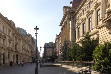 BUCHAREST, ROMANIA - 16 AĞUSTOS 2021: Romanya 'nın Bükreş kentinin şehir merkezinde (eski kasaba) tipik cadde ve durgunluk