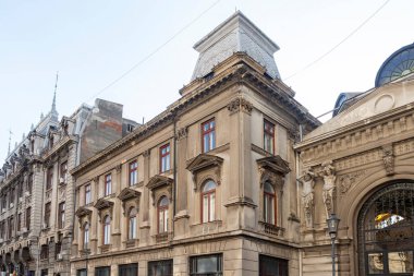 BUCHAREST, ROMANIA - 16 AĞUSTOS 2021: Romanya 'nın Bükreş kentinin şehir merkezinde (eski kasaba) tipik cadde ve durgunluk