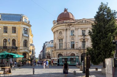BUCHAREST, ROMANIA - 16 AĞUSTOS 2021: Romanya 'nın Bükreş kentinin şehir merkezinde (eski kasaba) tipik cadde ve durgunluk