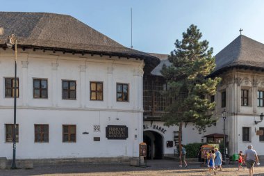 BUCHAREST, ROMANIA - 16 Ağustos 2021: Romanya 'nın Bükreş kentindeki en eski işletme oteli Manuc' s Inn 'in inşaatı