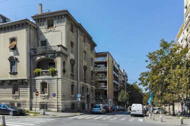Belgrad, Sırbistan - 12 Ağustos 2019: Sırbistan 'ın başkenti Belgrad' daki tipik sokak ve bina