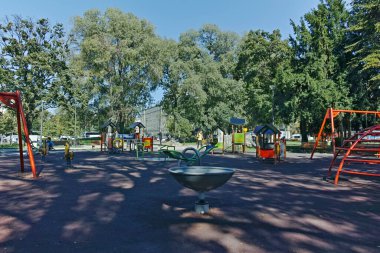 Belgrad, Sırbistan - 12 Ağustos 2019: Sırbistan 'ın başkenti Belgrad' daki tipik sokak ve bina