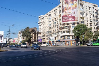 BÜKREŞ, ROMANIA - 17 AĞUSTOS 2021: Romanya 'nın Bükreş kentinin şehir merkezinde (eski kasaba) tipik cadde ve durgunluk