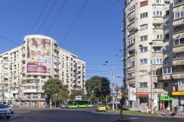 BÜKREŞ, ROMANIA - 17 AĞUSTOS 2021: Romanya 'nın Bükreş kentinin şehir merkezinde (eski kasaba) tipik cadde ve durgunluk