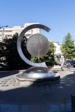 BÜKREŞ, ROMANIA - 17 AĞUSTOS 2021: Romanya 'nın Bükreş kentinin şehir merkezinde (eski kasaba) tipik cadde ve durgunluk