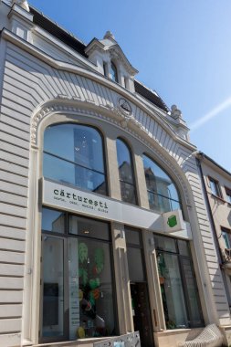 BÜKREŞ, ROMANIA - 17 AĞUSTOS 2021: Romanya 'nın Bükreş kentinin şehir merkezinde (eski kasaba) tipik cadde ve durgunluk