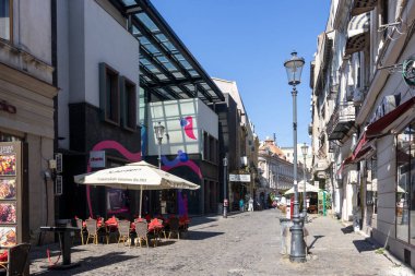 BÜKREŞ, ROMANIA - 17 AĞUSTOS 2021: Romanya 'nın Bükreş kentinin şehir merkezinde (eski kasaba) tipik cadde ve durgunluk