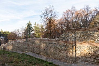 KYUSTENDIL, BULGARIA - 13 Kasım 2021: Bulgaristan 'ın Kyustendil kenti yakınlarındaki Hisarlaka Kalesi' nin kalıntıları