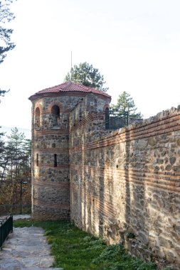 KYUSTENDIL, BULGARIA - 13 Kasım 2021: Bulgaristan 'ın Kyustendil kenti yakınlarındaki Hisarlaka Kalesi' nin kalıntıları