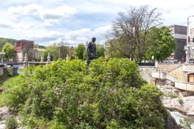 GABROVO, BULGARIA - 1 Mayıs 2021: Bulgaristan 'ın Gabrovo kentinin merkezinden geçen Yantra Nehri