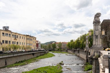 GABROVO, BULGARIA - 1 Mayıs 2021: Bulgaristan 'ın Gabrovo kentinin merkezinden geçen Yantra Nehri