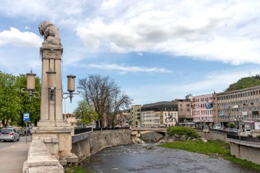 GABROVO, BULGARIA - 1 Mayıs 2021: Bulgaristan 'ın Gabrovo kentinin merkezinden geçen Yantra Nehri