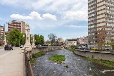 GABROVO, BULGARIA - 1 Mayıs 2021: Bulgaristan 'ın Gabrovo kentinin merkezinden geçen Yantra Nehri