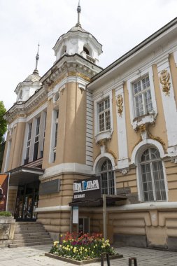 GABROVO, BULGARIA - 1 Mayıs 2021: Bulgaristan 'ın Gabrovo kentinin merkezindeki tipik sokak