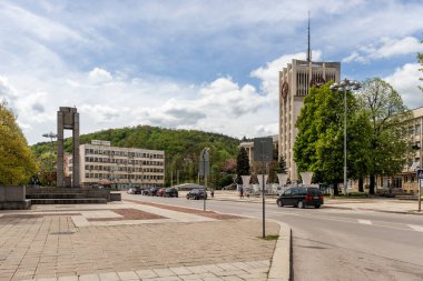GABROVO, BULGARIA - 1 Mayıs 2021: Bulgaristan 'ın Gabrovo kentinin merkezindeki tipik sokak