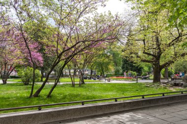 GABROVO, BULGARIA - 1 Mayıs 2021: Bulgaristan 'ın Gabrovo kentinin merkezindeki tipik sokak