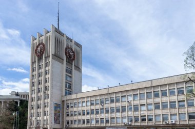 GABROVO, BULGARIA - 1 Mayıs 2021: Bulgaristan 'ın Gabrovo kentinin merkezindeki tipik sokak