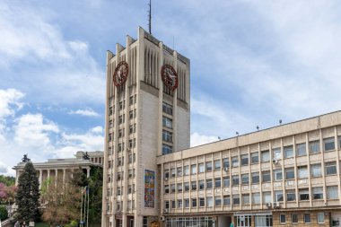 GABROVO, BULGARIA - 1 Mayıs 2021: Bulgaristan 'ın Gabrovo kentinin merkezindeki tipik sokak