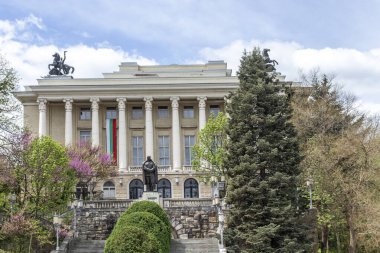 GABROVO, BULGARIA - 1 Mayıs 2021: Bulgaristan 'ın Gabrovo kentinin merkezindeki tipik sokak