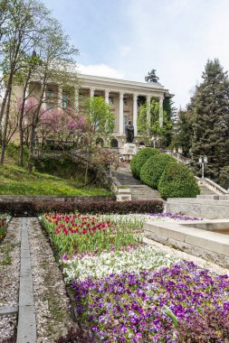 GABROVO, BULGARIA - 1 Mayıs 2021: Bulgaristan 'ın Gabrovo kentinin merkezindeki tipik sokak